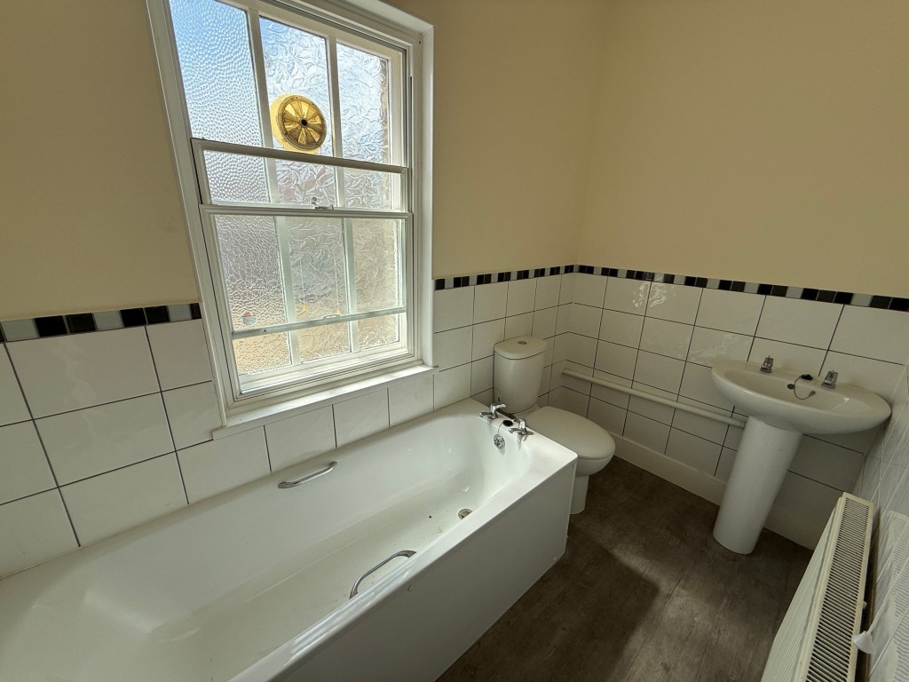 Lot: 127 - THREE-BEDROOM END-TERRACE COTTAGE FOR IMPROVEMENT - Bathroom